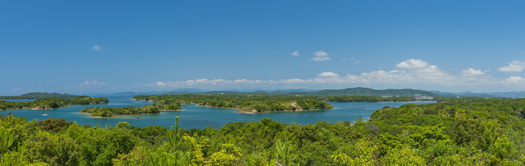 日本　三重県志摩市のともやま公園内にある桐垣展望台からの眺める島々と英虞湾