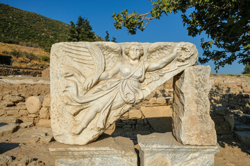 Obraz premium Stone carving of the goddess Nike in the ruins of the Ancient City of Ephesus in Selcuk, Turkey.