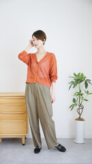 女性秋服夏服のファッションコーディネート全身（縦向き）.