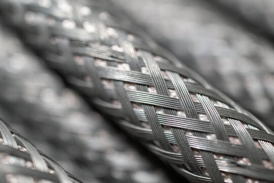 Detail of the metal braid on the cable.
