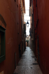 Fototapeta premium Ruelle sombre à Saint-Tropez