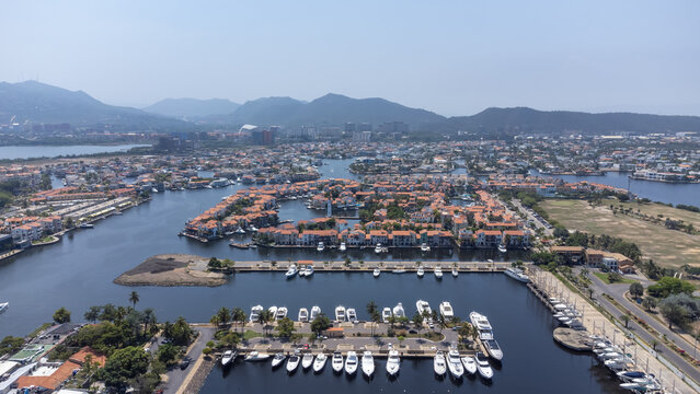Neighborhood with canals and private marinas in Lecher&iacute;a, this is where the rich people of Venezuela live