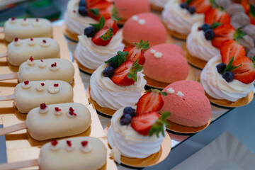 cupcakes with cream cheese frosting