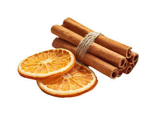 Zimtstangen und getrocknete Orangenscheiben, isoliert auf wei&szlig;en Hintergrund, Freisteller