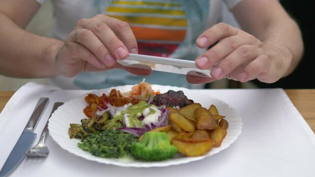 Taking picture of the dinner in the reastaurant in 4k slow motion 60fps