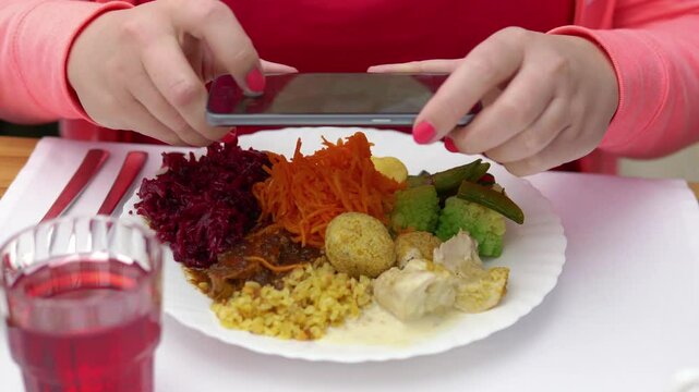 Taking picture of the dinner in the reastaurant in 4k slow motion 60fps