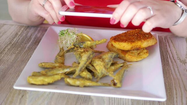 Taking picture of the dinner in the reastaurant in 4k slow motion 60fps