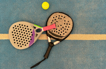  paddle rackets on the playing court