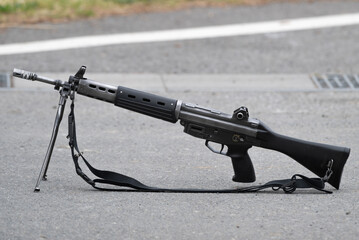 バイポッドを展開した自動小銃