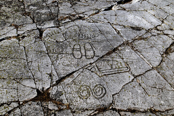 uralte Petroglyphen Felsenritzungen aus dem Bronzezeitalter wie Spiralen, Doppelspirale,...