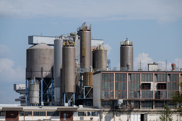 Obraz premium Industrieanlage mit Silos und Rohrleitungen