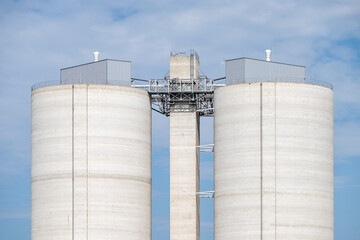 Große Silos einer Industrieanlage