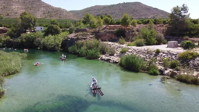 Bajada troncos por el r&iacute;o J&uacute;car en Antella