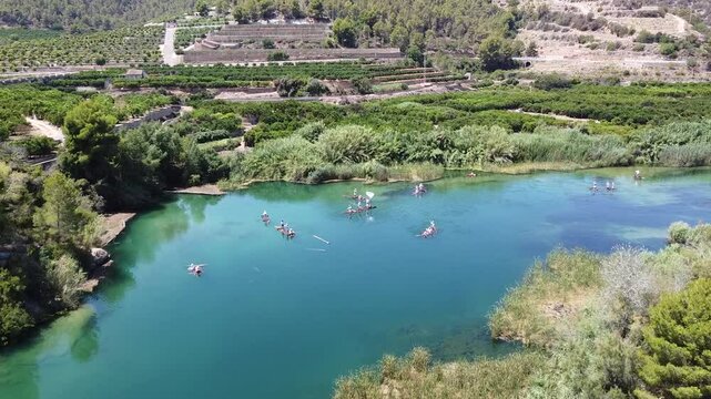 Bajada troncos por el r&iacute;o J&uacute;car en Antella