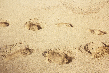 Huellas en la arena de la playa
