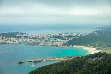 "Wanderung zum Berg und Aussichtspunkt Talaia de son Jaumell vor den Toren der Stadt Cala Rajada - Mallorca - Spanien
 mit einen fantastischen Ausblick auf die Bucht von Alc&uacute;dia auf der Balleareninsel