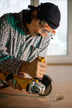 Creation process of round circular symmetry form carved on wood table