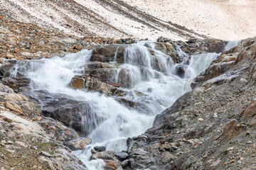 Fototapeta premium Gletscherbach mit Wasserfall am Steingletscher, Berner Oberland, Schweiz