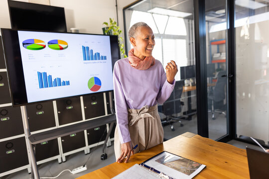 TEAM MANAGER GIVING INSTRUCTIONS TO HIS EMPLOYEES