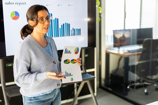 WOMAN IN A COMPANY GIVING A SALES SUMMARY