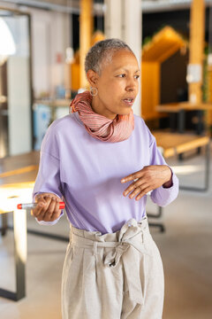 TEAM MANAGER GIVING INSTRUCTIONS TO HIS EMPLOYEES