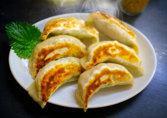 焼き餃子を食べる