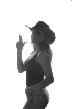 mulher vaqueira usando chap&eacute;u de rodeio 