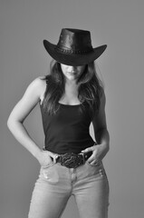 Mulher beldade usando chapéu vaqueira