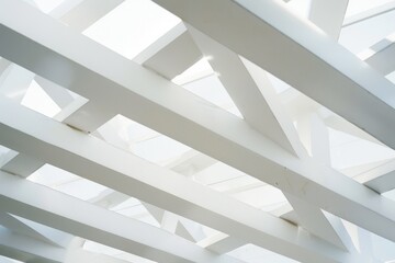 Fototapeta premium A modern architectural ceiling with intersecting white beams creating geometric patterns under soft lighting.