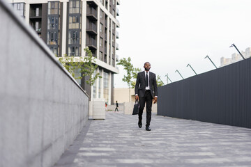 Entrepreneur going to work in modern business district

