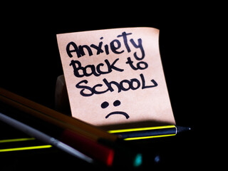 Una nota de papel con la frase escrita , Welcome back to school.