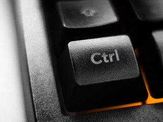 Un teclado de ordenador de color negro.