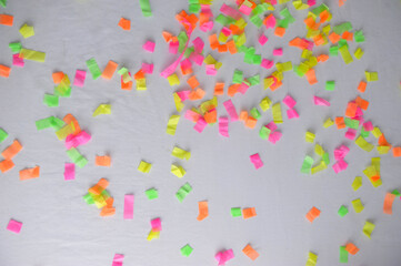 papeis confetes coloridos 