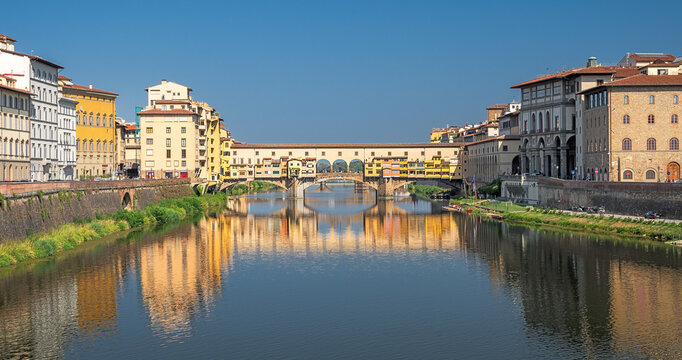 Ponte Vecchio und Altstadt von Florenz im Morgenlicht, Toskana, Italien