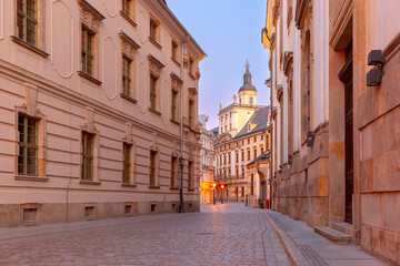 Obraz premium Peaceful street with historic buildings in the old town of Wroclaw, Poland, during the early evening