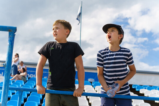 screaming emotional soccer sports fans