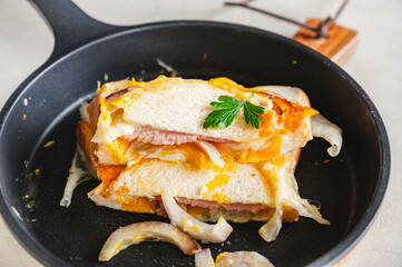 フライパンで作ったハムエッグトースト