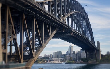 Obraz premium Close-Up of Sydney Harbour Bridge's Steel Arches: A Detailed Structural Background