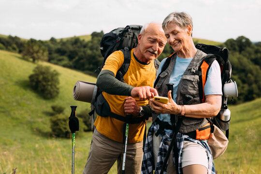 Hikers browsing pictures