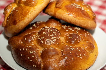 acercamiento a textura de pan de muertos de yema de huevo con ajonjolí