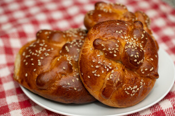 tres panes de yema de huevo de día de muertos con ajonjolí