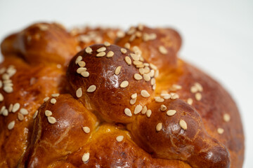 detalle del ajonjolí en pan de muerto con fondo blanco