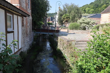Fototapeta premium La rivière la Risle dans la ville, ville de Pont Audemer, département de l'Eure, France