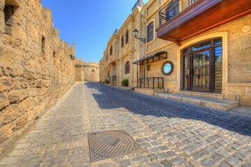 Azerbaijan stare miasto İçərişəhər w Baku. Stare mury obronne, Azerbaijan stare miasto İçərişəhər w Baku. Stare mury obronne, zabytkowa uliczka z starymi drewnianymi balkonami © smoku7979