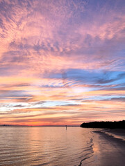 Obraz premium Bright and Colorful Sunset at Beach