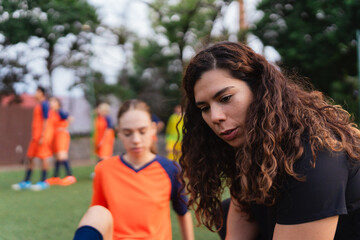 Female physiotherapist performing a physical evaluation.