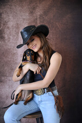 mulher vaqueira com chapéu e cachorro fofo