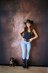 Beldade mulher vaqueira com chapéu country moda rural calça jeans e cinta 