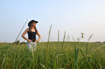 mulher com chapéu de vaqueira em area rural 