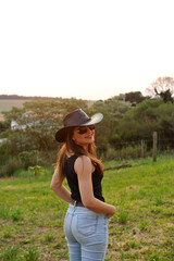  linda vaqueira usando chap&eacute;u em fazenda 
